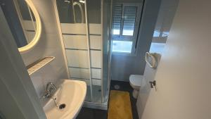 un piccolo bagno con lavandino e WC di Loft cerca de la playa a Punta Umbría