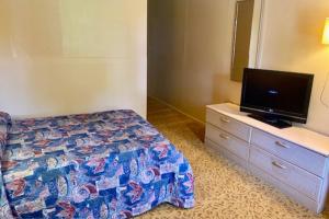 Letto o letti in una camera di Red Carpet Inn & Suites Lima -Listing Partner