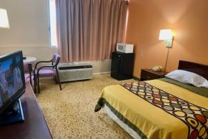 Letto o letti in una camera di Red Carpet Inn & Suites Lima -Listing Partner