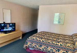 TV o dispositivi per l'intrattenimento presso Red Carpet Inn & Suites Lima -Listing Partner