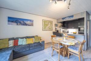 a living room with a couch and a table at Chamonix centre, 51m2, vue Mt Blanc, 2 à 6 pers, 2 balcons in Chamonix-Mont-Blanc +27 photos