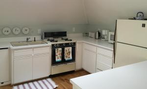 a kitchen with a stove and a sink and a refrigerator at Cowper Inn in Palo Alto