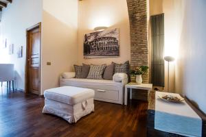 een woonkamer met een witte bank en een tafel bij Pettinary Village B&B in Rome