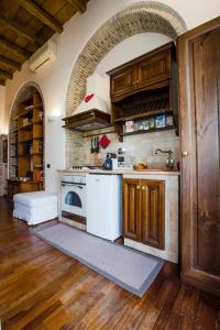 A kitchen or kitchenette at Pettinary Village B&B