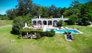 an aerial view of a house with a swimming pool at Casa de campo con piscina, bar y casa de huéspedes in Maldonado