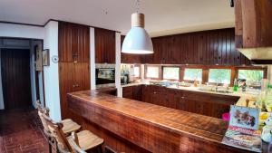 a kitchen with a large wooden counter top at Casa de campo con piscina, bar y casa de huéspedes in Maldonado