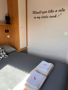 Postel nebo postele na pokoji v ubytování Klappoel - by Cafe Rene Borgloon