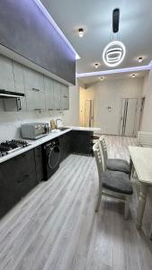 Η κουζίνα ή μικρή κουζίνα στο Renaissance terrace by 7daysApartments