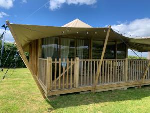 托波因特Tregantle Farm Eco GLAMPSITE的凉亭,在田野上搭帐篷