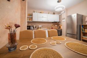 una cocina con una mesa de madera con platos. en Tarnovo Nest | Cozy 1BR Apartment, en Veliko Tŭrnovo
