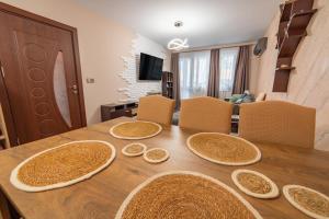una mesa de madera con nueve cestas encima en Tarnovo Nest | Cozy 1BR Apartment, en Veliko Tŭrnovo