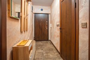Baño pequeño con puerta y aseo en Tarnovo Nest | Cozy 1BR Apartment, en Veliko Tŭrnovo 17 fotos más