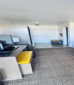 Posezení v ubytování OYO Garden Inn and Suites Pearsall I-35 East