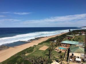 Luftaufnahme eines Strandes und des Meeres in der Unterkunft AtPeace in Ifafa Beach
