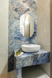 Koupelna v ubytování BEQUEST Corinthian Luxury suites