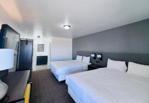 Postel nebo postele na pokoji v ubytování OYO Garden Inn and Suites Pearsall I-35 East