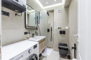ein Badezimmer mit Waschbecken und Waschmaschine in der Unterkunft Studio Mare Blu by PS in Golem + 34 Fotos