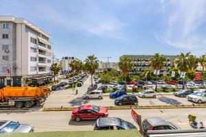 ein Parkplatz voller Autos in einer Stadt in der Unterkunft Studio Mare Blu by PS in Golem