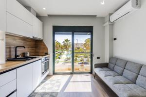 ein Wohnzimmer mit Sofa und eine Küche in der Unterkunft Studio Mare Blu by PS in Golem