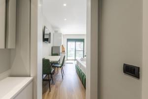 eine Küche und ein Esszimmer mit Tisch und Stühlen in der Unterkunft Studio Mare Blu by PS in Golem