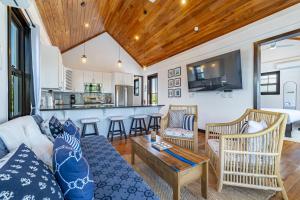 Ruang duduk di Belizean Serenity with Private Hot Tub and Pool at Mahogany Bay