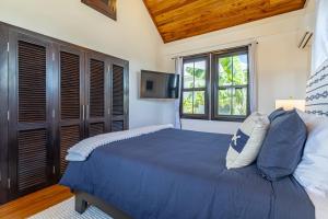 Katil atau katil-katil dalam bilik di Belizean Serenity with Private Hot Tub and Pool at Mahogany Bay +15 gambar