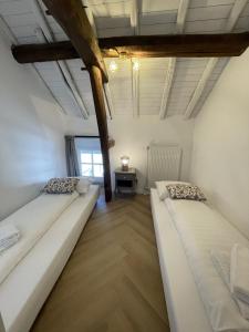 Giường trong phòng chung tại 18 4p Authentic Cosy Cottage