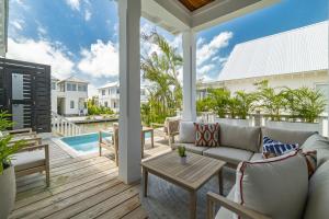 Πισίνα στο ή κοντά στο Crimson Sunset Serenity and Pool Club at Mahogany Bay