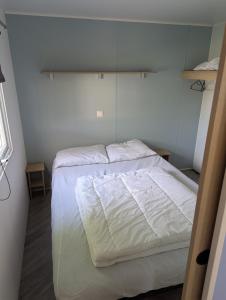Postel nebo postele na pokoji v ubytování Mobilhome de rêve 2 chambres + 17 fotografií