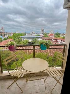 a table and chairs on a balcony with a view at Dep 7 Zona Cardiológico Centro in Corrientes