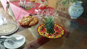 un tavolo con un cesto di frutta e un piatto di pane di Masseria Le Celline a Nardò