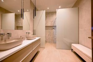 ein Badezimmer mit zwei Waschbecken und einer Dusche in der Unterkunft Chesa Konoba in Rovinj