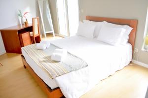 リベイラ・グランデにあるA Casa da Ponteのベッドルーム1室(大きな白いベッド1台、タオル2枚付)