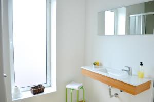 un baño con lavabo y espejo en A Casa da Ponte, en Ribeira Grande 26 fotos más