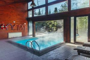Bazén v ubytování Arbolar, Casas de Montaña- Piscina climatizada nebo v jeho okolí