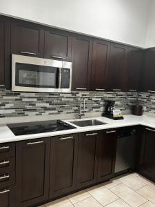 Η κουζίνα ή μικρή κουζίνα στο Stylish 2BR Near Disney Parks