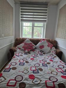 Postel nebo postele na pokoji v ubytování посуточная Халяльная квартира Жалал-Абад