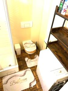a bathroom with a toilet sitting on the floor at Piano Apartment Halle - Netflix - Free WiFi 6 in Halle an der Saale