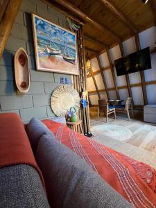 a living room with a couch and a wall at Pousada Quilombo do Tibau in Tibau