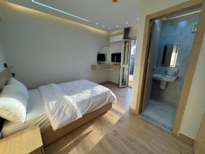 Letto o letti in una camera di Landmark Hostel Cairo