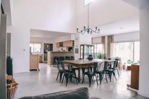 a dining room and kitchen with a table and chairs at Benita Haus in La Estafeta