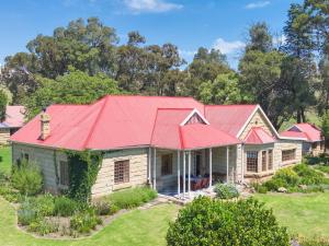克拉伦斯St Fort Farm Guesthouse的一座红色屋顶的老房子
