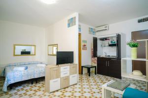 Una habitación con una cama y un televisor. en BED INN - Palazzo Urbe, en Olbia