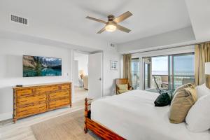 Ένα ή περισσότερα κρεβάτια σε δωμάτιο στο Ocean Club 4408 by Wild Dunes, Oceanfront Condo