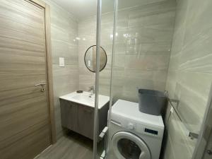 un bagno con lavatrice e lavandino di Horizon Apartments Gozo a Marsalforn