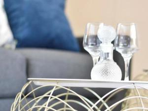 un jarrón de cristal sentado en una mesa junto a un sofá en Mbizo Cozy Retreat- Lofts at Loftus, en Pretoria