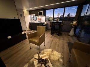 Exclusive Houseboat La Mare 12 x 5 m in Maasbommel的厨房或小厨房