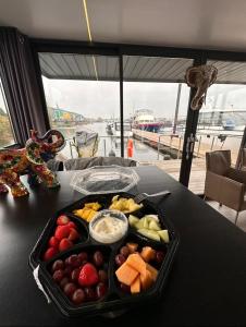 MaasbommelExclusive Houseboat La Mare 12 x 5 m in Maasbommel的船上桌子上的水果盘
