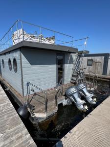 MaasbommelExclusive Houseboat La Mare 12 x 5 m in Maasbommel的相册照片