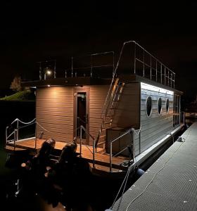 MaasbommelExclusive Houseboat La Mare 12 x 5 m in Maasbommel的相册照片